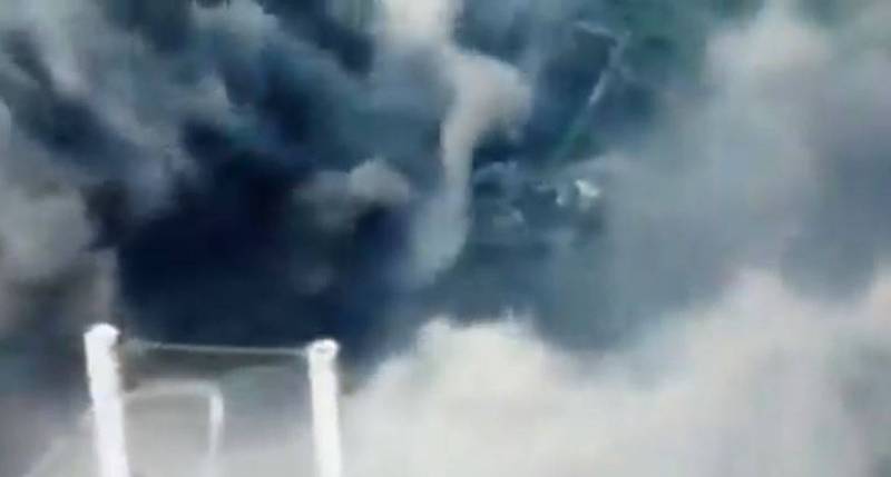 T-72战车压到第2个地雷的爆炸威力更强大，整个画面充满爆炸的浓烟。（图取自乌克兰陆军情报局推特）(photo:LTN)