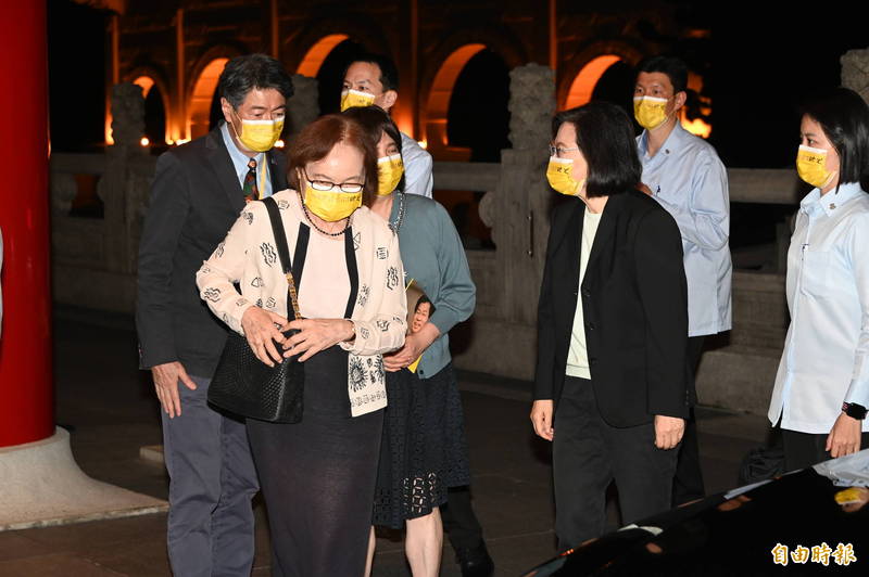 民進黨主席蔡英文今（9）晚出席於國家音樂廳舉辦的「映火」紀念音樂會，李應元夫人黃月桂（左）迎接蔡總統蒞臨。（記者田裕華攝）