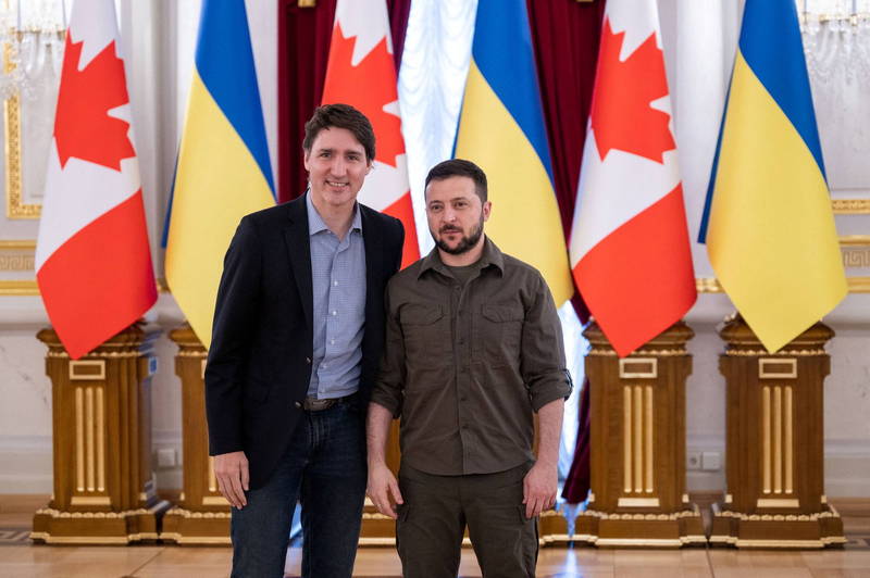 加拿大總理杜魯道（左）8日突訪烏克蘭首都基輔（Kyiv）拜會總統澤倫斯基（右）。（路透）