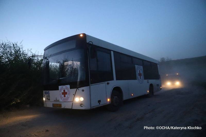 聯合國人道事務協調廳指出，一支從亞速鋼鐵廠撤離，載著逾170位平民的車隊，已經抵達札波羅熱。（圖擷取自@OCHA_Ukraine推特）
