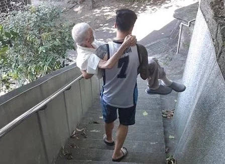 劉姓男子去年抱90多歲阿公下山打疫苗成，被鄰居稱讚是「人世間最美風景」。（張哲源提供）