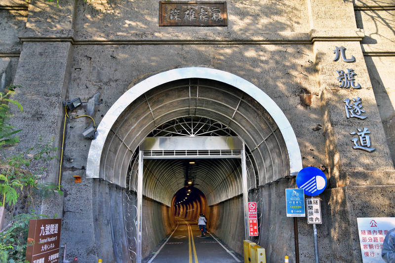 后豐鐵馬道「九號隧道」具有百年歷史，是日治時期的遺跡。（觀旅局提供）