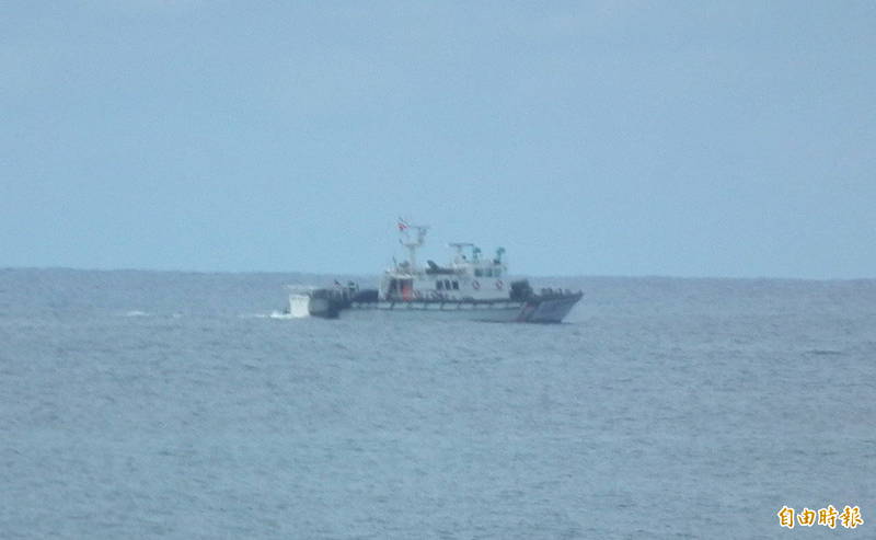 配合海軍飛彈射擊，海巡署艦艇在太麻里海域進行管制。（記者陳賢義攝）