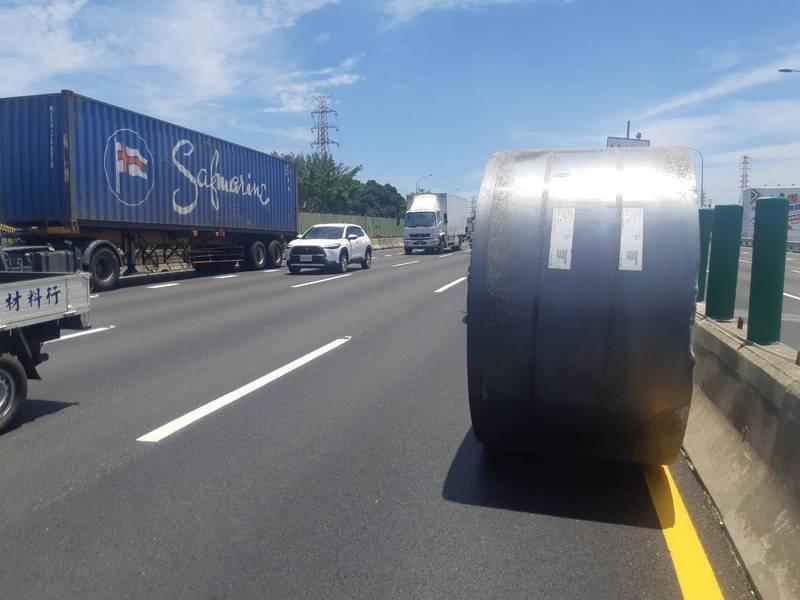 1部裝載鋼卷大貨車今天上午11點多，行經國道1號北向359公里楠梓路段，鋼卷突然鬆脫，並掉落內側車道。（民眾提供）