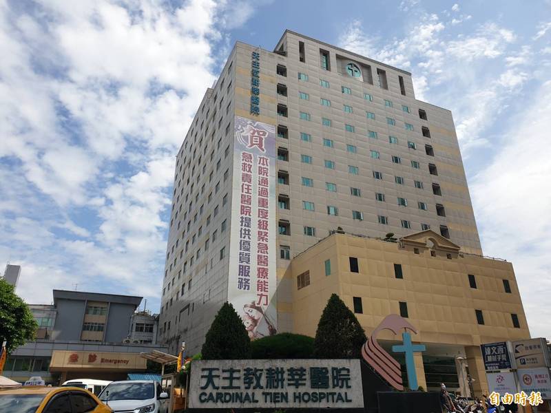 新店民眾憂心90歲老父確診排無專責病房。（記者翁聿煌攝）