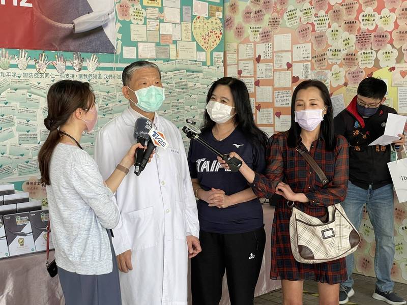 台北市立聯合醫院副總院長（左二）、和平婦幼院區院長黃弘孟4月底確診，現在已康復。（北市聯醫提供）
