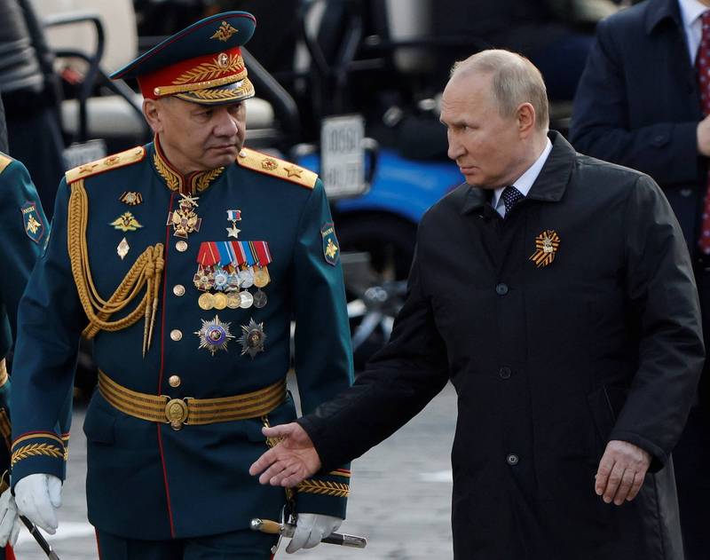 俄罗斯国防部长绍伊古（左）9日陪同普廷出席胜利日大阅兵。 （路透）(photo:LTN)