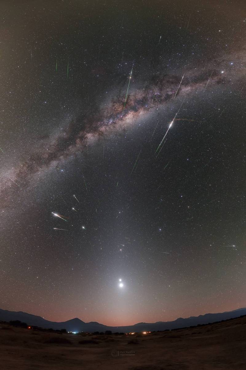 Petr Horálek在4月28日至5月6日間於智利阿塔卡瑪，以廣角鏡頭延時攝影疊合而成的寶瓶座η流星雨，影像中有74顆流星、黃道光以及土、火、木、金星。（圖由北市天文館提供）