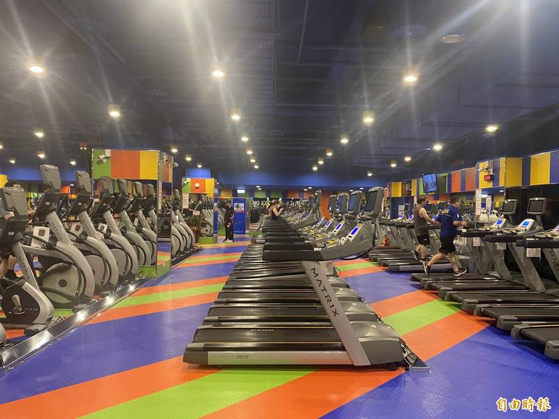 新竹市議員李妍慧指出，World Gym新竹國賓店未取得變更使照遭勒令停業、呼籲市府應重罰。（記者洪美秀攝）