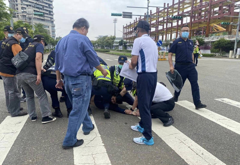 桃園市議員無黨籍參選人毛嘉慶宣傳車與執行特勤的警方爆發肢體衝突。（取自毛嘉慶臉書）