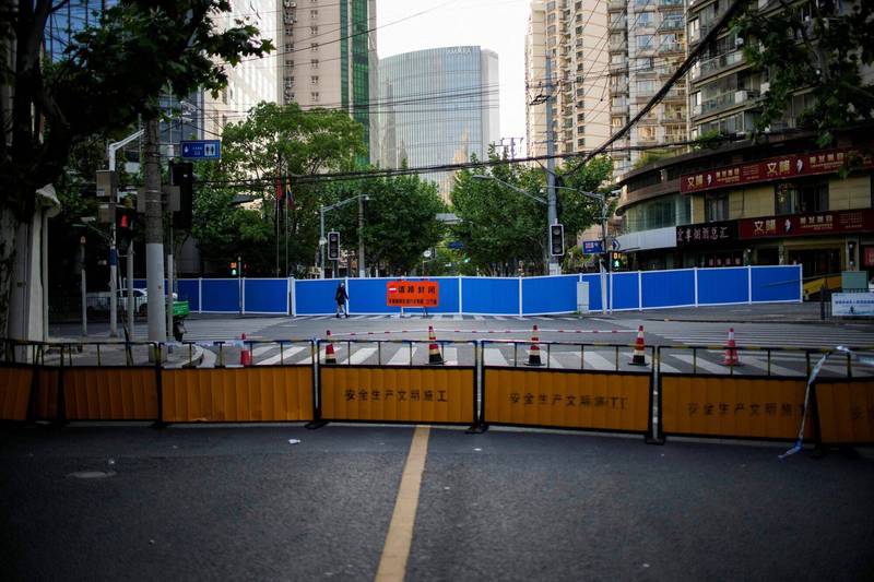 5日在上海一處因疫情封鎖的街區景象。（路透檔案照）