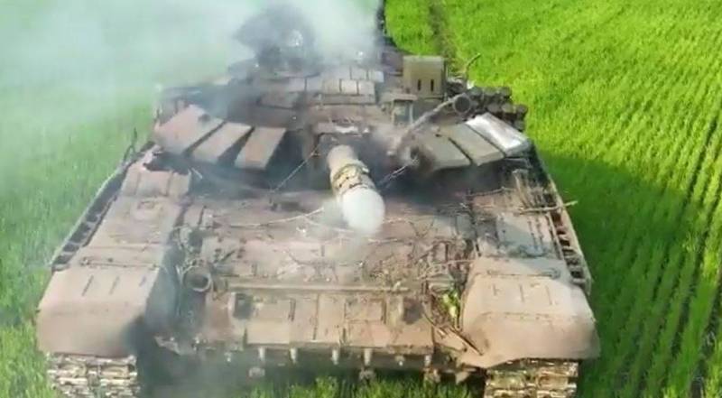 近日一段俄軍戰車被摧毀後冒出陣陣白煙的影片引發熱議。（圖取自推特）