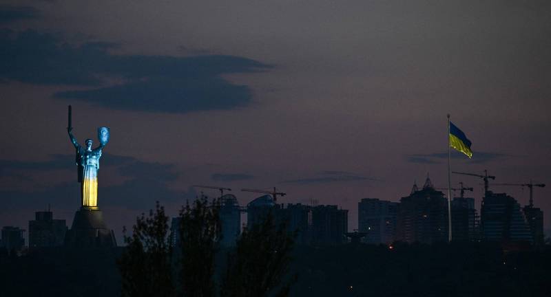 基辅市长克里契科（Vitali Klitschko）10日指出，基辅市350万人口中，已有近三分之二人口已经归家。图为基辅夜景及知名地标「祖国之母」像。（法新社）(photo:LTN)