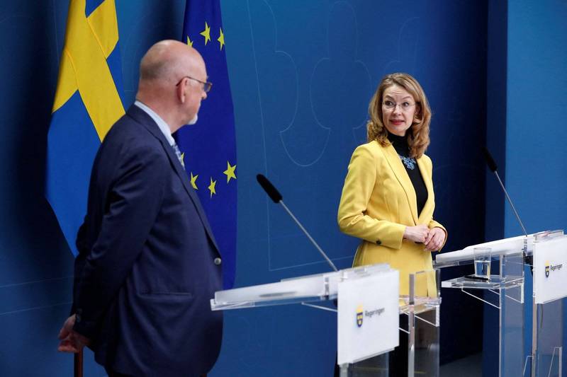 芬蘭部長歐洲事務部長特普萊恩（黃衣）透露，芬蘭「極可能」申請加入北約。（路透）