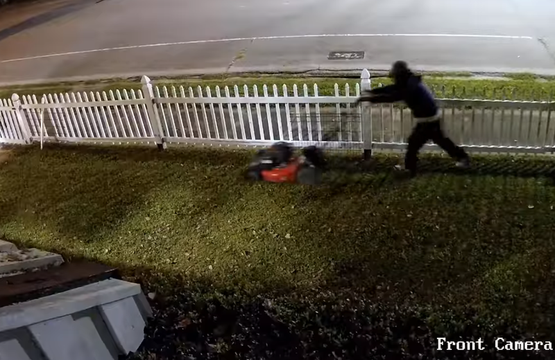 美國德州1名男子私闖民宅，拿起庭院割草機幫屋主「割草」。（圖擷取自臉書_Port Arthur Police Department）