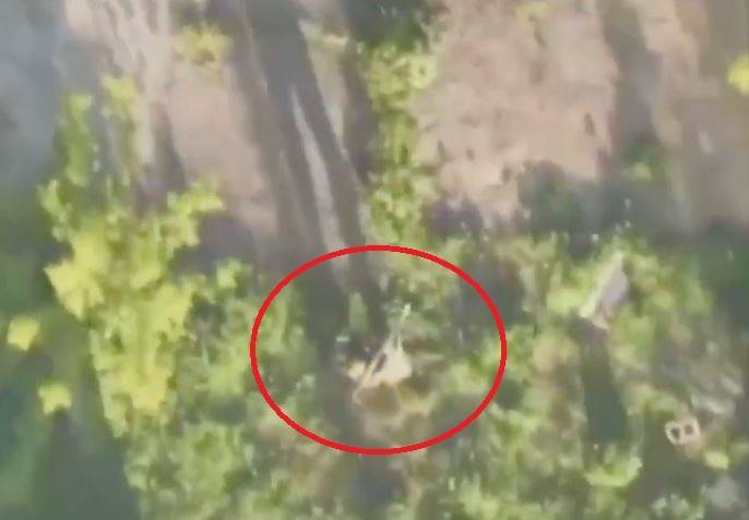一段俄軍士兵進行火箭彈攻擊時，遭頭頂烏軍無人機投擲炸彈引爆的影片引發網友熱議。（圖取自推特）