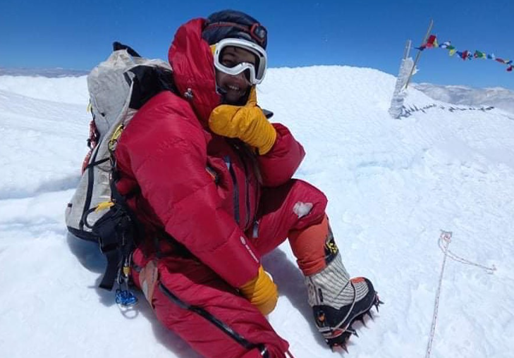 登山好手詹喬愉日前成功登上世界第七高峰「道拉吉里峰」，同時也是她第一次成功挑戰「無氧登頂」，令人相當振奮。（圖擷取自臉書_詹喬愉 - 三條魚Tri Fish）
