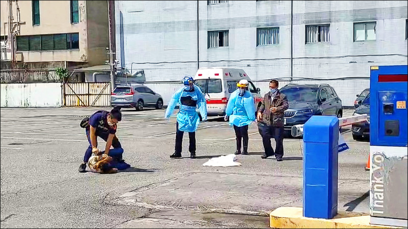 印尼籍移工帶著緩衝物從花蓮市防疫旅館三樓跳下與警方對峙。（縣議員吳東昇提供）