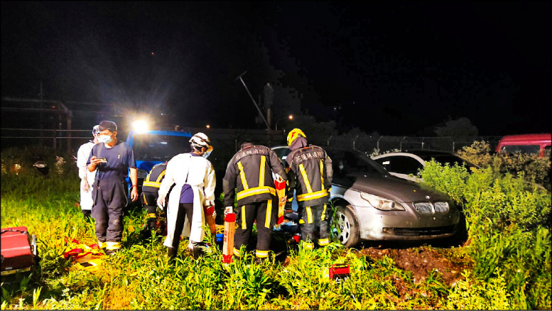 從事汽車修理的潘姓男子被人發現在一輛廢棄車輛的底下被壓住死亡，一旁有傾倒的千斤頂。
（民眾提供）