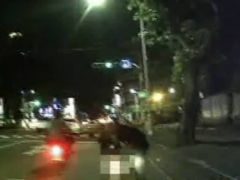 李姓男子前晚酒後騎車經路口，綠燈卻將車停在路中間，引來員警注意趨前關心。（圖讀者提供）
