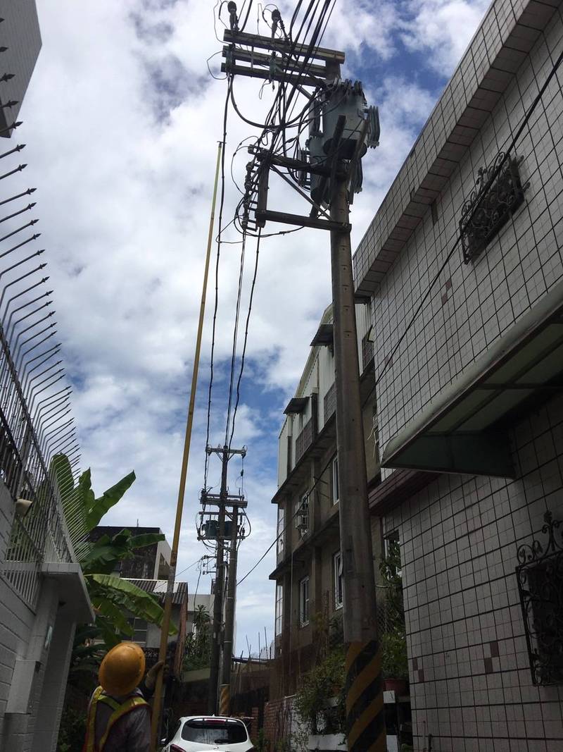 台南市南區新興路一帶有變壓器故障，台電緊急派員搶修。（圖由台電台南區營業處提供）