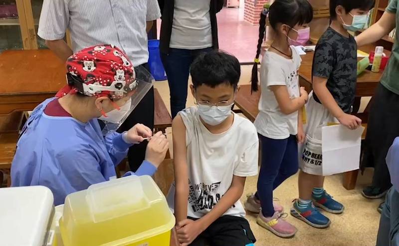 台中市兒童莫德納疫苗今天開打，醫療團隊進入校園為學童施打。（記者蔡淑媛翻攝）