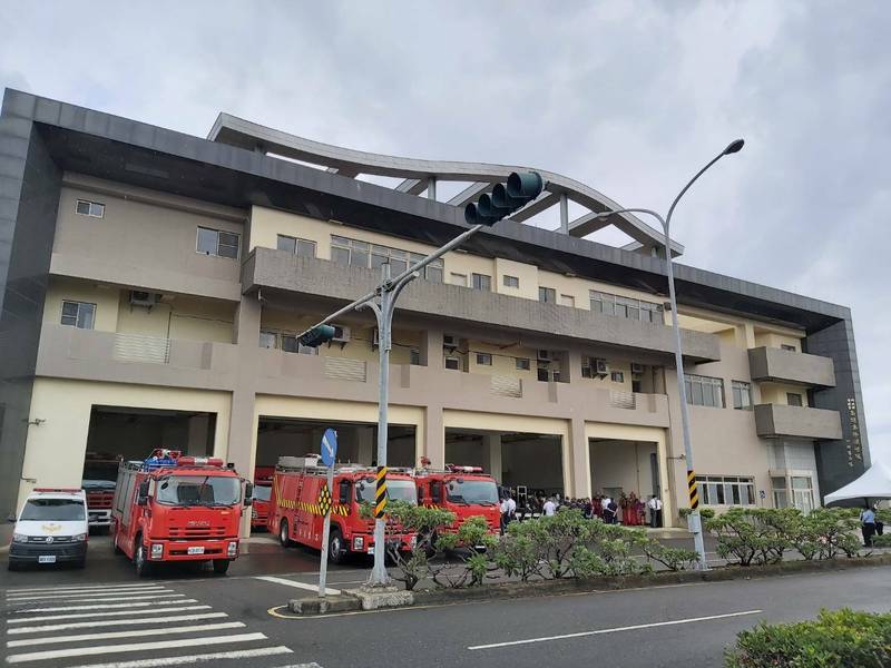 高雄洲際港消防分隊成立，配置6車、11人。（高雄港務消防隊提供）