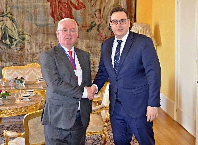 捷克外交部長利帕夫斯基（右）10日在捷克首都布拉格與歐盟人權事務特別代表吉爾默（Eamon Gilmore，左）會面。（取自利帕夫斯基推特）