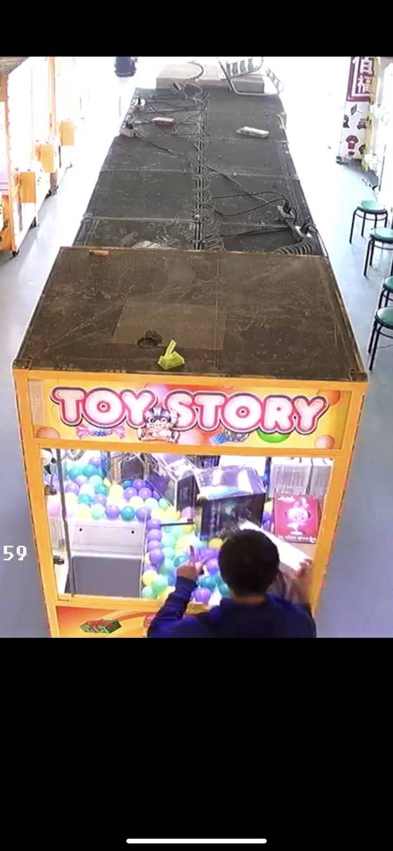 19歲吳姓男大生以自備工具撬開夾娃娃機台的櫥窗鎖頭，竊取動漫公仔。（民眾提供）