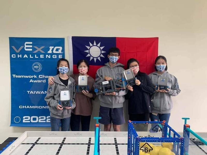 復興國中學生陳宥潔（左1）、黃昱誠（中）在VEX機器人世界錦標賽國中組獲分區冠軍、世界總冠軍及全能總冠軍。（復興國中提供）