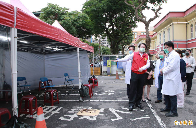 基隆市長林右昌（左）視察部立基隆醫院兒童綠色通道與等候區。（記者盧賢秀攝）