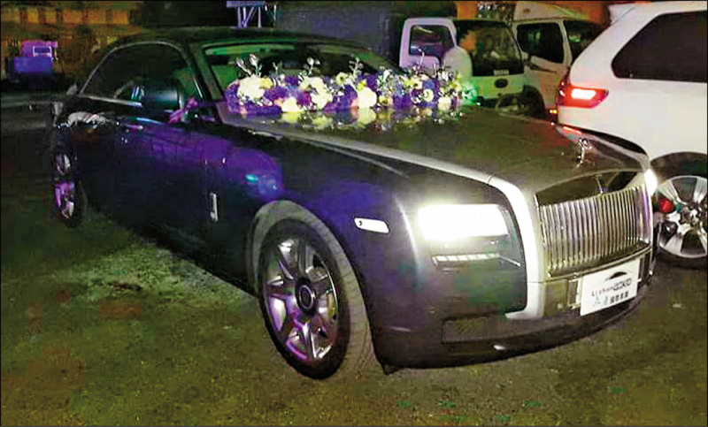 要價2千多萬元的勞斯萊斯「鬼魅」是迎娶的新娘車。（記者許國楨翻攝）