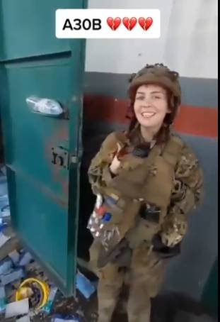 倚靠在牆上唱歌的亞速營女兵。（圖擷取自@ukraine_world推特）