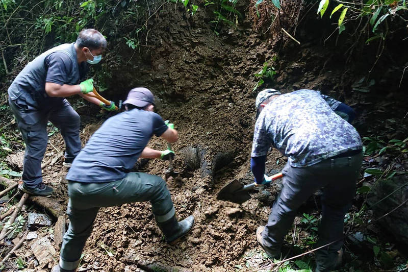 工作人員於距離武界產業道路不到100公尺處發現被掩埋的東卯山黑熊遺體。（林務局提供）