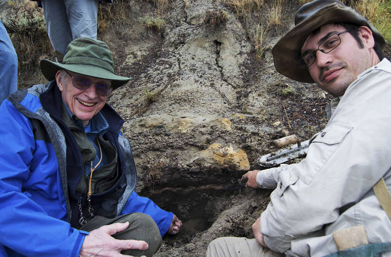 英國曼徹斯特大學古生物學家德帕爾馬（Robert DePalma，右）說：「這些碎珠基本上就是凍結了時間，就像琥珀裡面的昆蟲能夠被完美保存一樣，水氣進不去、它們也不會變成黏土，也是被完美地保存了下來。」（法新社）