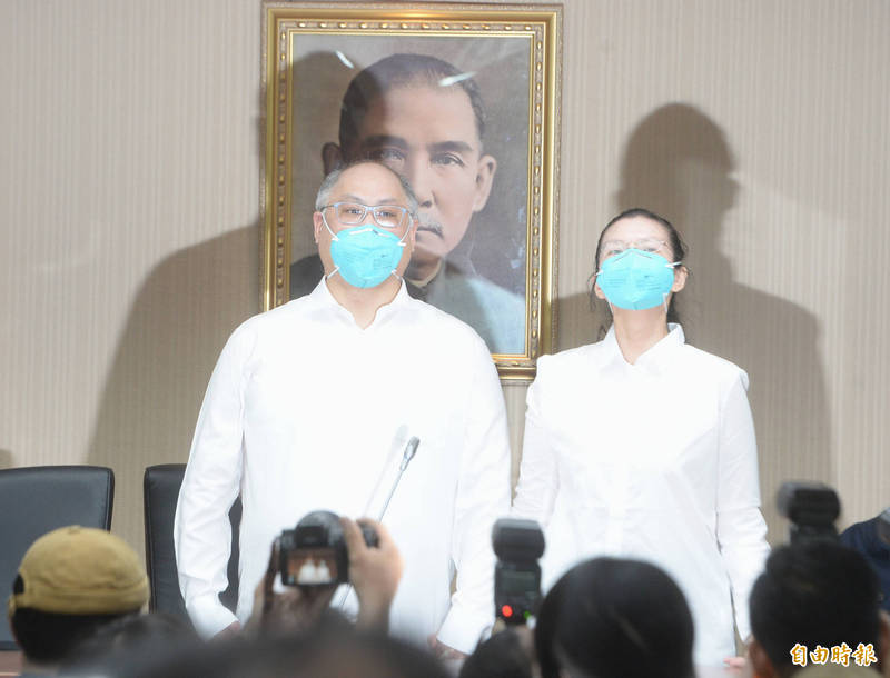 台灣NGO工作者李明哲（左）遭中國以「顛覆國家政權罪」判刑5年，在妻子李凈瑜（右）陪同下舉行返國記者會。（資料照）
