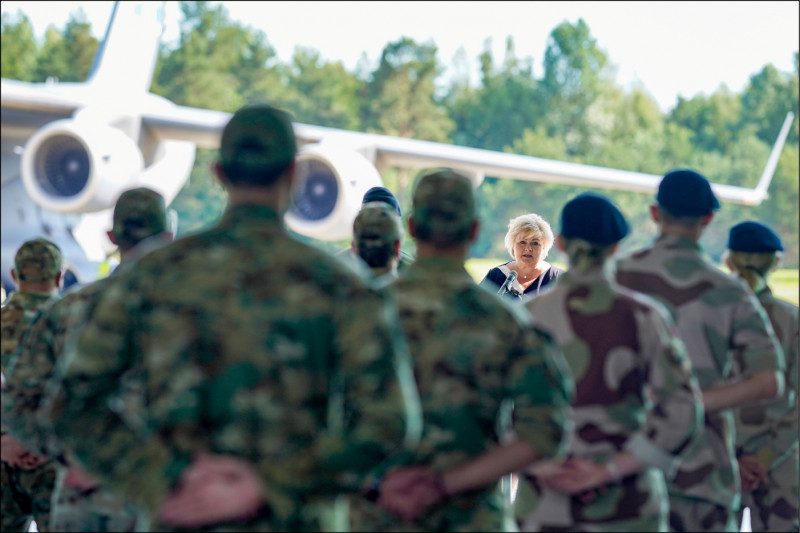 去年6月，時任挪威總理索柏格（Erna Solberg）對阿富汗歸國官兵發表談話。（路透資料照）