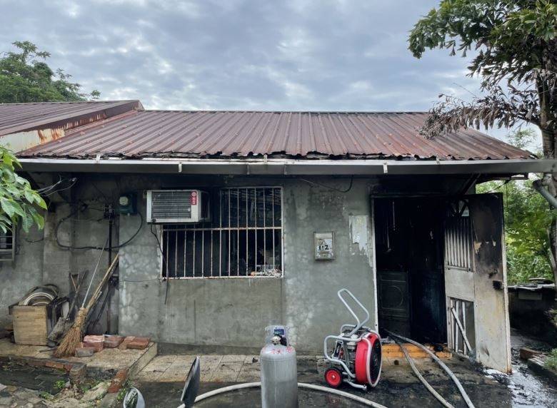 台北市北投區中和街錫安巷內的1層磚造鐵皮屋頂的房舍發生火警。（記者劉慶侯翻攝）