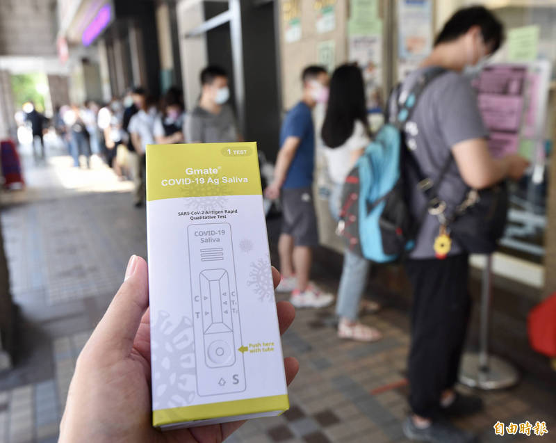 韓國生產的唾液快篩試劑12日正式開賣，台安醫院對面的杏一藥局，近百位民眾在藥局外大排長龍，等待購買。（記者羅沛德攝）