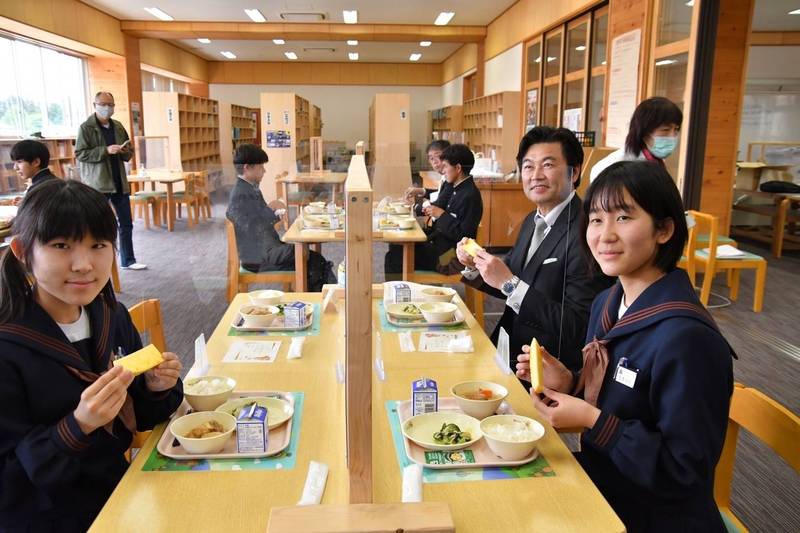 台灣鳳梨首度供應日本學生營養午餐，駐日代表處副處長李世丙（右2）出席笠間市立岩間中學與學生共進午餐，參與這歷史性的一刻。（農糧署提供）