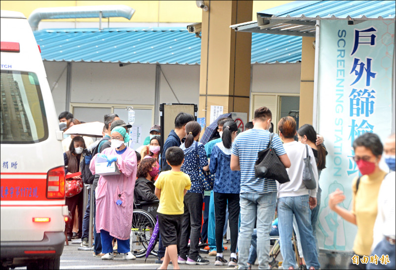 本土武漢肺炎疫情持續升溫，新北市醫院急診室外的篩檢站，排滿前來做PCR的民眾。（記者王藝菘攝）