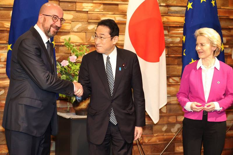 日本與歐盟年度領袖峰會在東京舉行，左起歐洲理事會主席米歇爾、日本首相岸田文雄、歐盟執委會主席馮德萊恩。（歐新社）