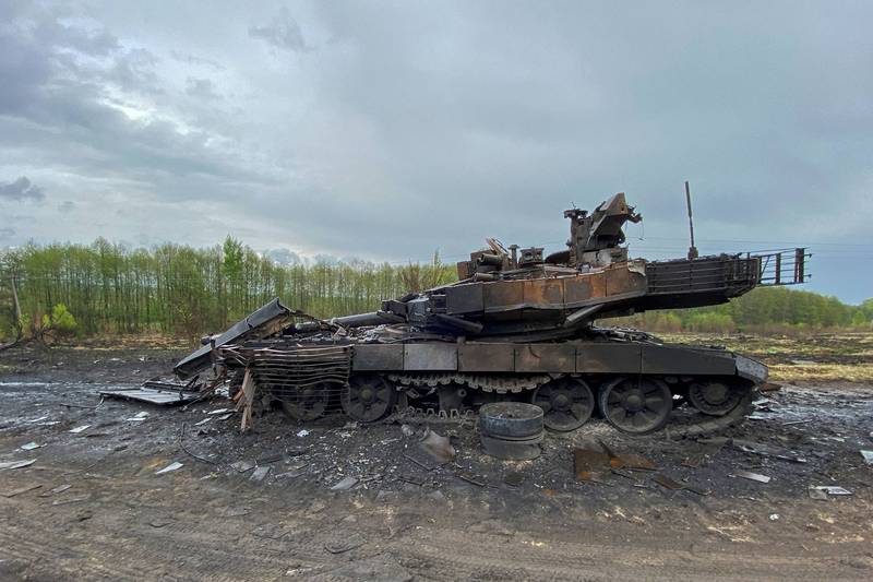 圖為烏克蘭第二大城哈爾科夫地區，一輛遭烏軍炸毀的俄羅斯最新型T-90M「突破式」（Proryv）主力戰車。（路透）