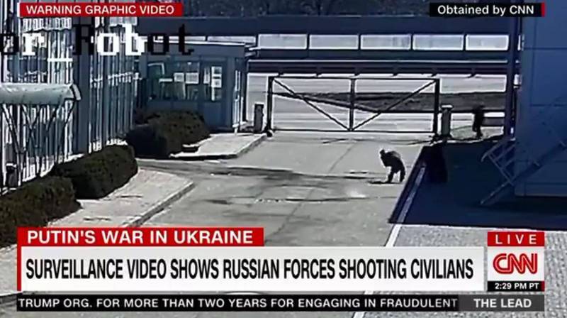 俄軍朝著2位手無寸鐵的平民開槍。（圖擷取自CNN YouTube）