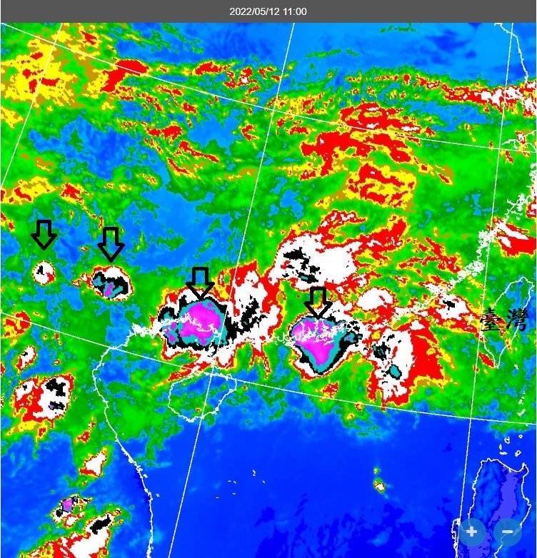現在台灣海峽上陸續出現一排對流胞，這種排隊的對流胞比較長命，而且移動緩慢，比環境風場慢，所以容易累積降雨量。（圖擷自鄭明典臉書）