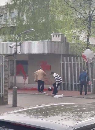 波蘭駐俄羅斯大使館被俄國民眾潑紅漆。（圖擷取自@nexta_tv推特）
