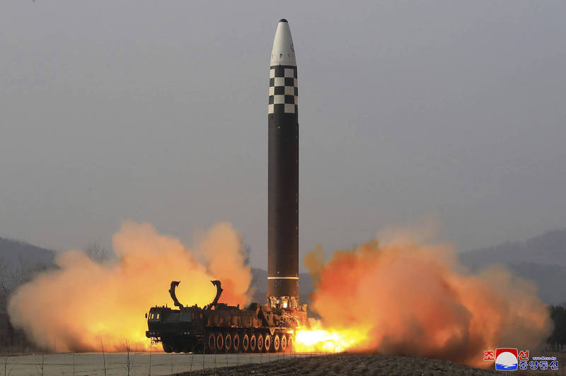 南韩政府12日指出，北韩已朝日本海发射一枚不明飞弹。图为北韩今年3月试射「火星17」弹道飞弹。（美联社）(photo:LTN)