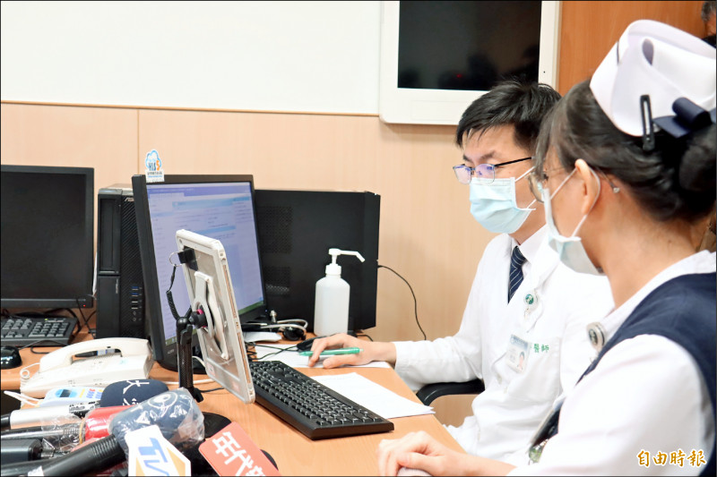 台北慈濟醫院醫師劉子弘透過網路為快篩陽性民眾視訊門診。（記者翁聿煌攝）