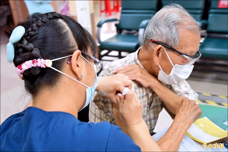 澎湖縣政府祭出全國最高獎金，鼓勵75歲以上長者接種疫苗。（記者劉禹慶攝）