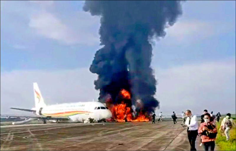 中國「西藏航空」班機，昨在重慶起飛時衝出跑道並起火燃燒。（取自微博）